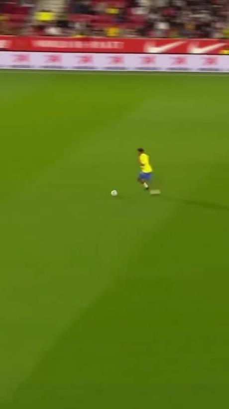 45歲還開(kāi)掛！小羅再現(xiàn)牛尾巴過(guò)人，微笑單挑門(mén)將輕松打進(jìn)